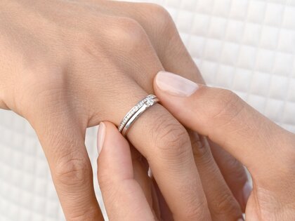 Anillo de compromiso Romance en plata 925/- con diamante 0,15ct H/SI