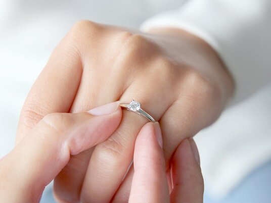 Anillo de compromiso Romance en 9K oro blanco con diamante de laboratorio 2,00ct
