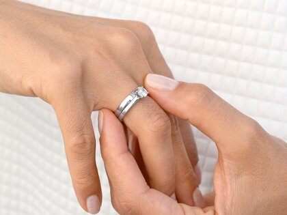 Anillo de compromiso Romance en 14K oro blanco con diamante 0,40ct H/SI