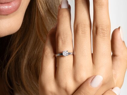 Anillo de compromiso Romance en 14K oro blanco con diamante 0,50ct H/SI