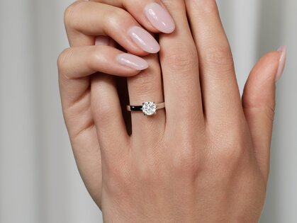 Anillo de compromiso Romance en 9K oro blanco con diamante 1,00ct H/SI