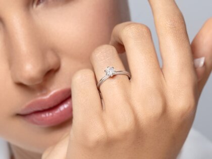 Anillo de compromiso The One en oro amarillo