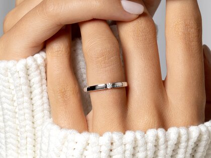 Anillo de compromiso Infinity Petite en 14K oro amarillo con diamante 0,06ct G/SI