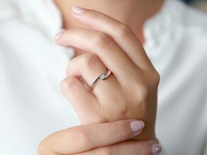 Anillo de compromiso Twist Petite en oro blanco