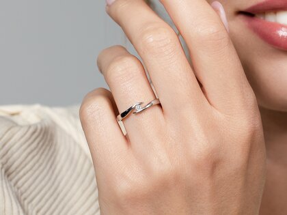 Anillo de compromiso Twist en 14K oro blanco con diamante 0,07ct H/SI