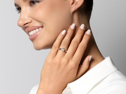 Anillo de compromiso Twist en 18K oro blanco con diamante 0,40ct H/SI