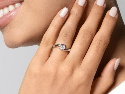 Anillo de compromiso Twist en 18K oro blanco con diamante 0,40ct H/SI