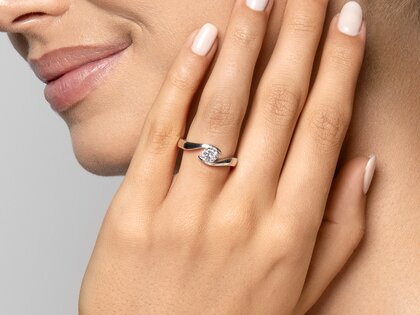Anillo de compromiso Twist en platino 950/- con diamante 0,50ct G/SI