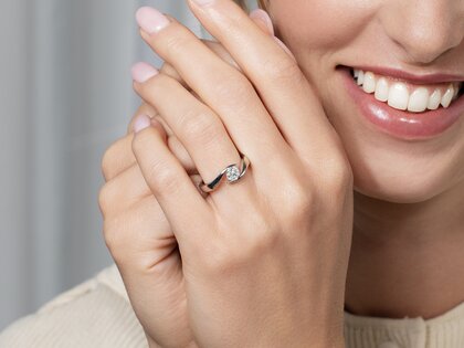 Anillo de compromiso Twist en platino 950/- con diamante 0,50ct G/SI