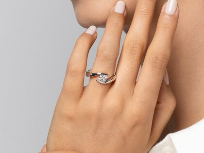Anillo de compromiso Twist en 9K oro blanco con diamante 0,75ct H/SI