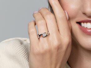 Anillo de compromiso Twist en 9K oro blanco con diamante 0,75ct H/SI