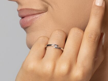 Anillo de compromiso Twist en 9K oro rosa con diamante 0,03ct