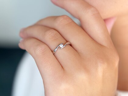 Anillo de compromiso Twist en plata 925/- con diamante 0,10ct G/VS