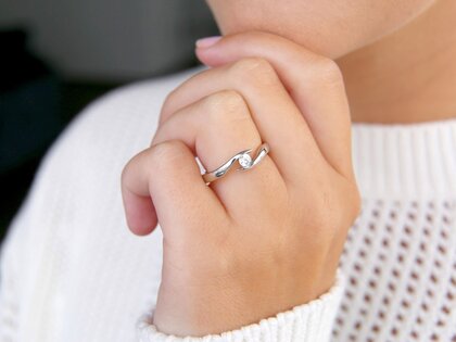 Anillo de compromiso Twist en plata 925/- con diamante 0,15ct G/SI