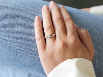 Anillo de compromiso Twist en 14K oro blanco con diamante 0,25ct G/SI