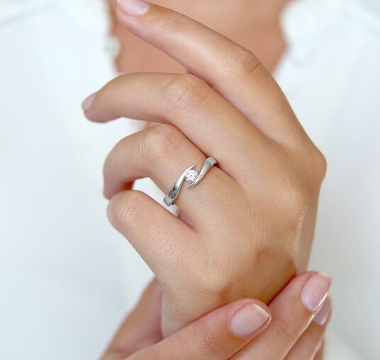 Anillo de compromiso Twist en plata 925/- con diamante de laboratorio 0,15ct D/IF