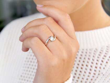 Anillo de compromiso Twist en platino 950/- con diamante 0,50ct G/SI