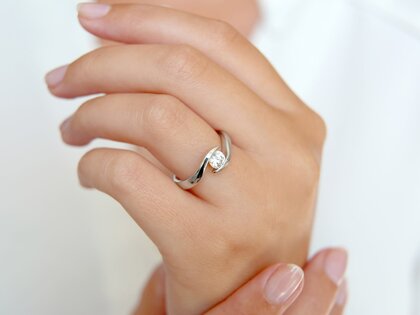 Anillo de compromiso Twist en platino 950/- con diamante 0,50ct G/SI