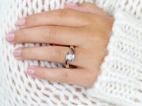 Anillo de compromiso Twist en 9K oro blanco con diamante 0,75ct H/SI