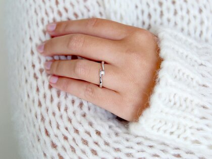 Anillo de compromiso Twist en 9K oro blanco con diamante 0,03ct G/SI