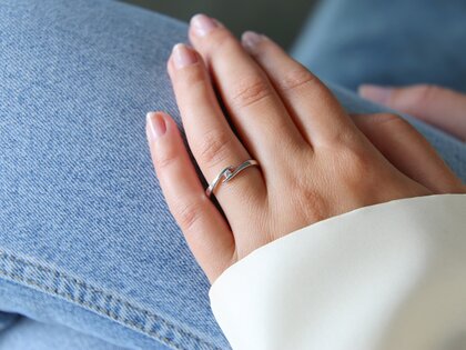 Anillo de compromiso Twist en 9K oro blanco con diamante 0,03ct G/SI