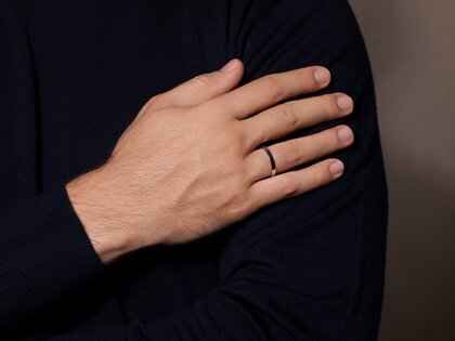 Anillo para hombre Infinity 3mm en 14K oro amarillo mate