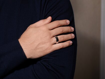 Anillo para hombre Modern 8mm en 14K oro blanco pulido